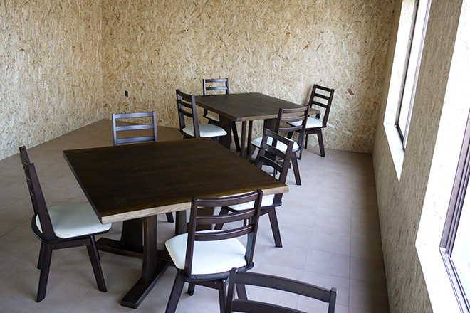 カフェ＆レストラン たるみの森の内装工事 － 椅子と4人掛けテーブル